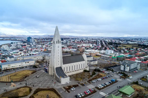 Aerial view of famous Hallgrimskirkja Cathedral and the city of — Stock Photo, Image