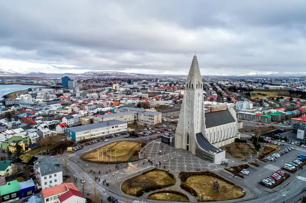 Luchtfoto van beroemde Hallgrimskirkja kathedraal en de stad — Stockfoto