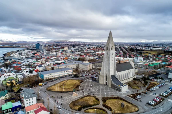 Vista aérea de la famosa Catedral de Hallgrimskirkja y la ciudad de — Foto de Stock