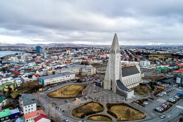 Luchtfoto van beroemde Hallgrimskirkja kathedraal en de stad — Stockfoto