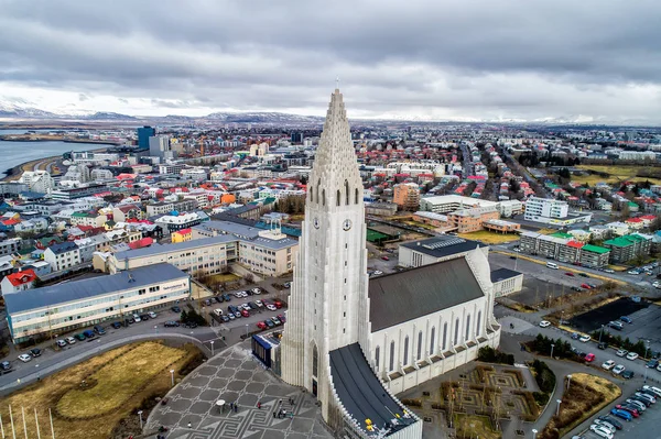 Widok z lotu ptaka miasta i słynnej katedry Hallgrímskirkja — Zdjęcie stockowe