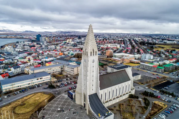 Luftaufnahme der berühmten Hallgrimskirkja Kathedrale und der Stadt — Stockfoto