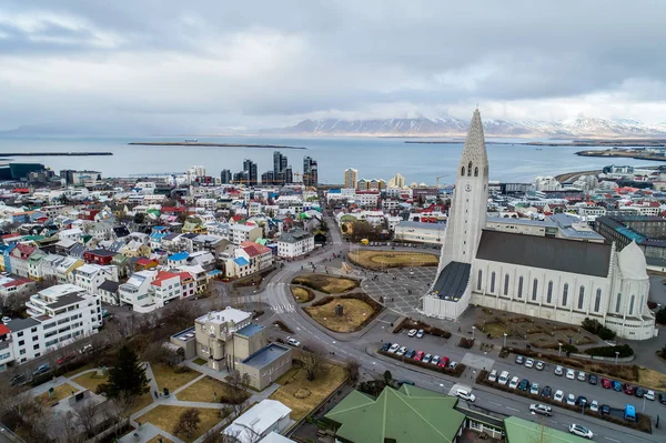 Vue aérienne de la célèbre cathédrale Hallgrimskirkja et de la ville de — Photo