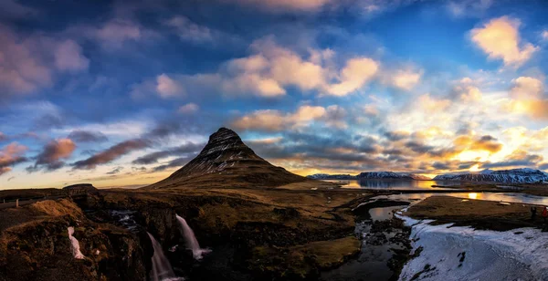 Frühlingssonnenaufgang über dem berühmten Kirkjufellsfoss-Wasserfall mit — Stockfoto