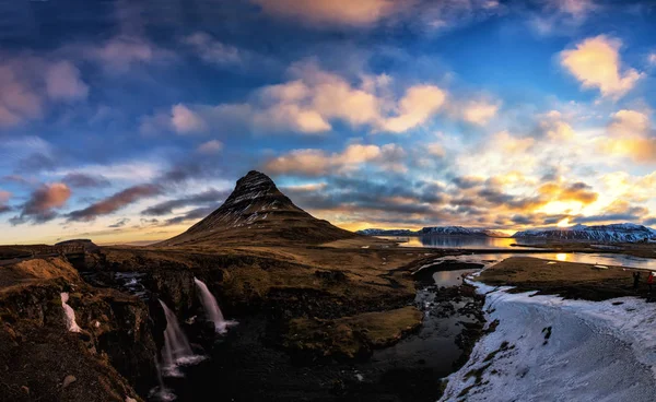 Nascer do sol da primavera sobre a famosa cachoeira Kirkjufellsfoss com Ki — Fotografia de Stock