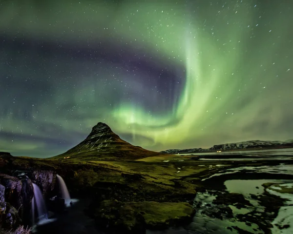 Northern Light Aurora borealis Kirkjufell Islands med fullt — Stockfoto