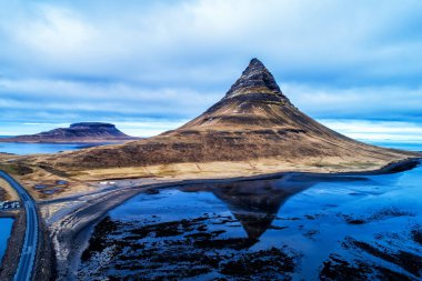 Mount Kirkjufell Grundarfjor yakınındaki Snaefellsnes Yarımadası'nda