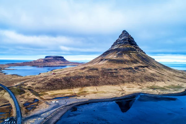 Mount Kirkjufell i halvön Snaefellsnes, nära Grundarfjor — Stockfoto