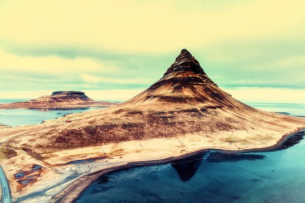 Monte Kirkjufell na península de Snaefellsnes, perto de Grundarfjor — Fotografia de Stock