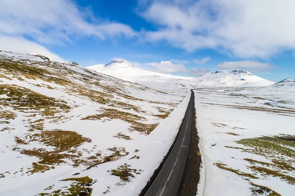 Vista aérea da estrada e montanhas nevadas, Islândia — Fotografia de Stock