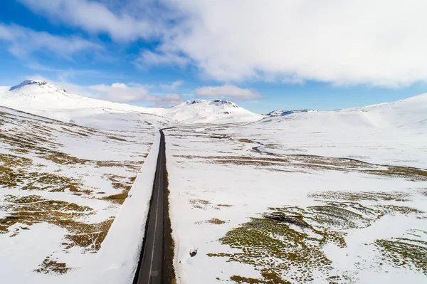 Vue aérienne de la route et des montagnes enneigées, Islande — Photo