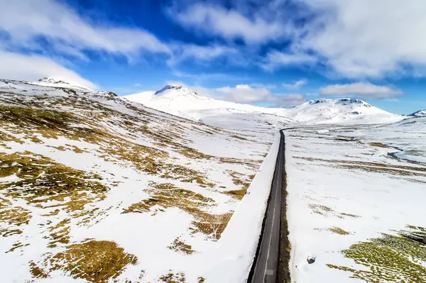 Luchtfoto van weg- en besneeuwde bergen, IJsland — Stockfoto