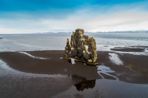 Hvitserkur é uma rocha espetacular no mar nas Côas do Norte — Fotografia de Stock