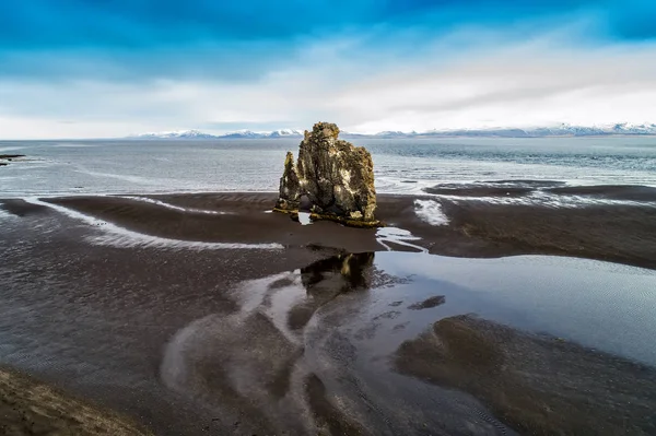 Hvitserkur είναι ένα εντυπωσιακό βράχο μέσα στη θάλασσα στο βόρειο θάλασσας με τη μαγεία — Φωτογραφία Αρχείου