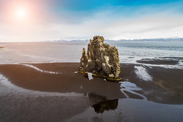 Hvitserkur is a spectacular rock in the sea on the Northern coas — Stock Photo, Image