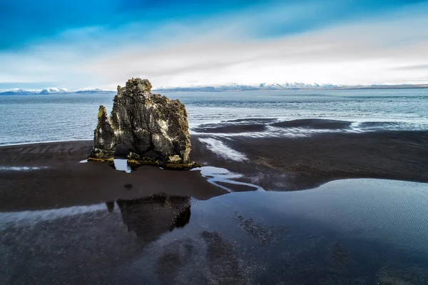 Hvitserkur é uma rocha espetacular no mar nas Côas do Norte — Fotografia de Stock