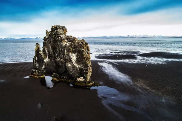 Hvitserkur é uma rocha espetacular no mar nas Côas do Norte — Fotografia de Stock