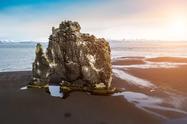 Hvitserkur é uma rocha espetacular no mar nas Côas do Norte — Fotografia de Stock