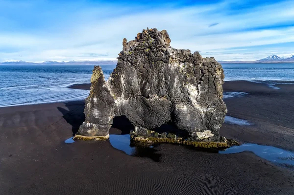 Hvitserkur é uma rocha espetacular no mar nas Côas do Norte — Fotografia de Stock