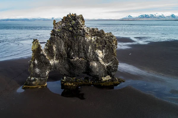 Hvitserkur é uma rocha espetacular no mar nas Côas do Norte — Fotografia de Stock