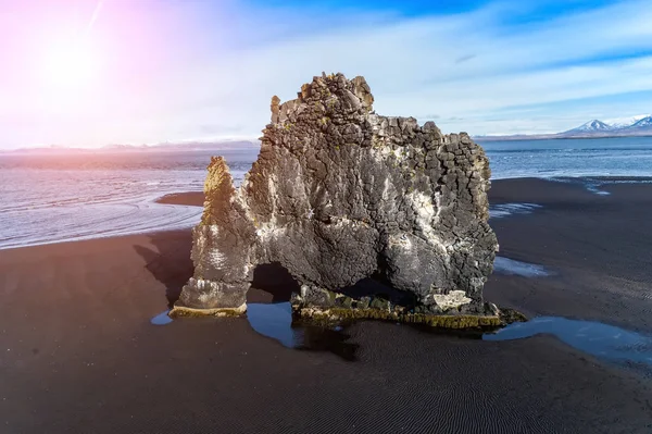 Hvitserkur je nádherný kámen v moři na severu certifikáty pravosti — Stock fotografie