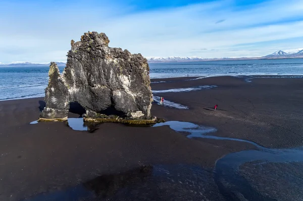 Hvitserkur é uma rocha espetacular no mar nas Côas do Norte — Fotografia de Stock