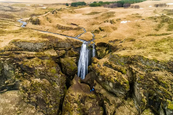 Водопад с видом с воздуха рядом со знаменитым водопадом Seljalandsfoss в — стоковое фото