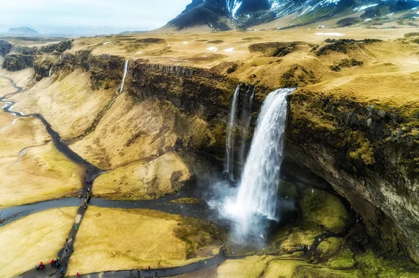 Letecký pohled na slavné Seljalandsfoss je jedním z nejvíce pointě — Stock fotografie