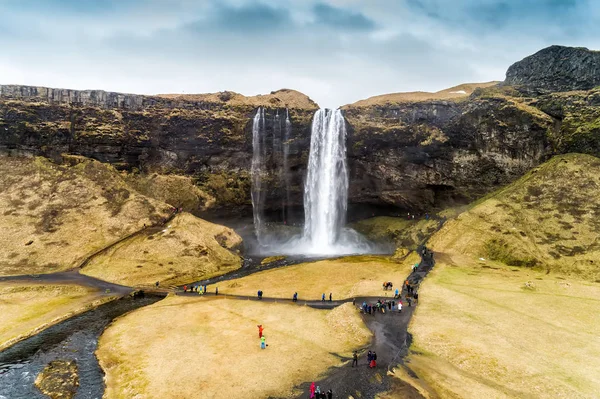 Luchtfoto van beroemde Seljalandsfoss is een van de meeste beautifu — Stockfoto