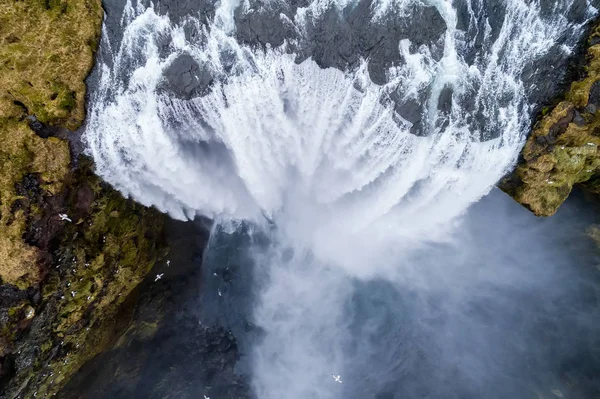 Luftaufnahme Wasserfall in der Nähe des berühmten skogar Wasserfalls in Island — Stockfoto