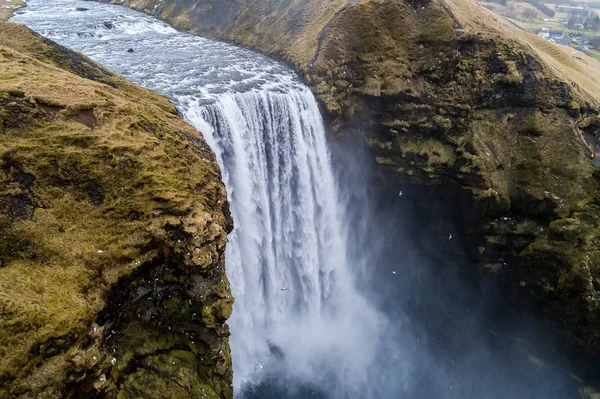 Letecký pohled na vodopád nedaleko slavných Skogar vodopád na Islandu — Stock fotografie