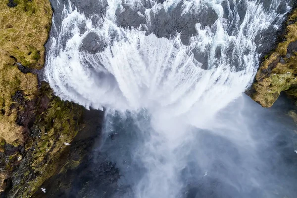 Cascade vue aérienne près de la célèbre cascade de Skogar en Islande — Photo