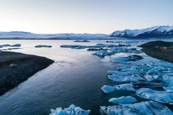 Icebergs flutuando na Lagoa Jokulsarlon pela costa sul de — Fotografia de Stock