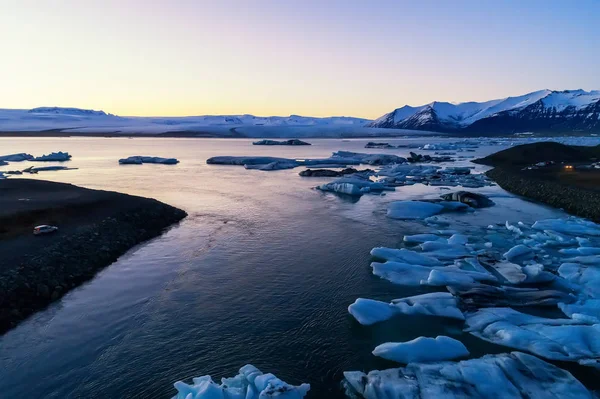 Icebergs flotando en la laguna de Jokulsarlon por la costa sur de — Foto de Stock
