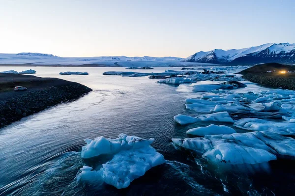 Plovoucí v Jokulsarlon Lagoon jižním pobřežím ledovce — Stock fotografie