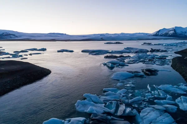 Icebergs flutuando na Lagoa Jokulsarlon pela costa sul de — Fotografia de Stock