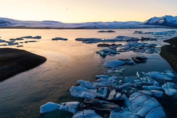 Eisberge, die in der Jokulsarlonlagune an der Südküste von — Stockfoto