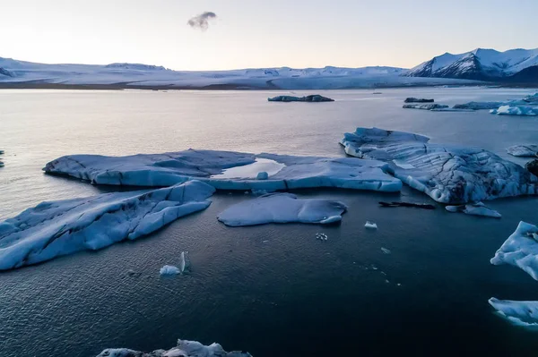 在 Jokulsarlon 环礁湖的南部海岸漂浮的冰山 — 图库照片