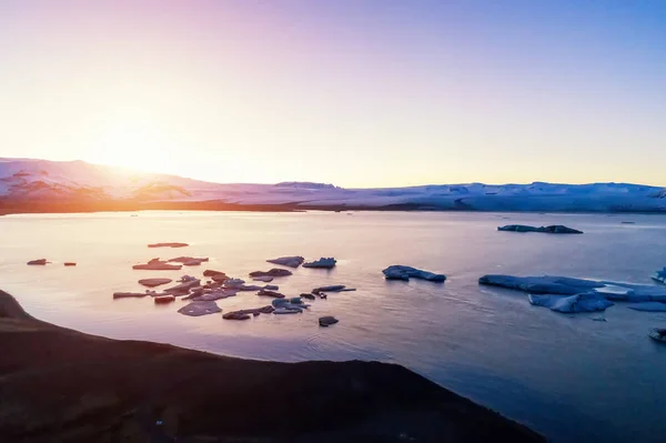 在 Jokulsarlon 环礁湖的南部海岸漂浮的冰山 — 图库照片