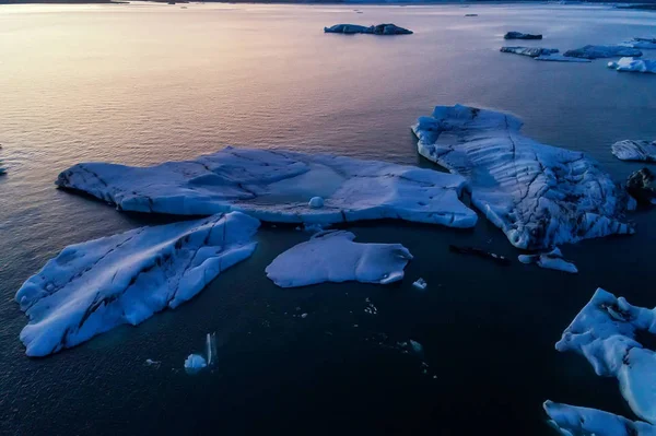 Παγόβουνα επιπλέουν στη Λιμνοθάλασσα Γιόκουλσάρλον από την νότια ακτή της — Φωτογραφία Αρχείου