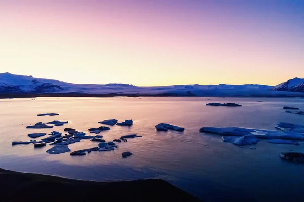 Ijsbergen drijvend in Jokulsarlon lagune aan de zuidelijke kust van — Stockfoto