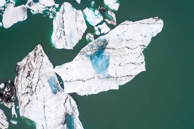 Hava Jokulsarlon lagün ile yüzen buzdağı görünümünü Yani