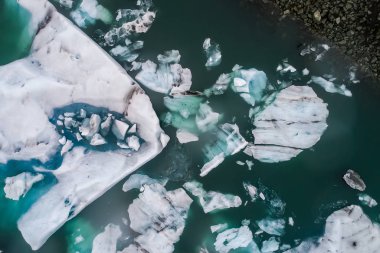 Hava Jokulsarlon lagün ile yüzen buzdağı görünümünü Yani