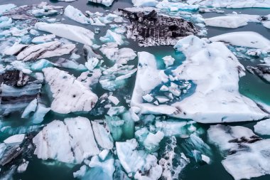Hava Jokulsarlon lagün ile yüzen buzdağı görünümünü Yani