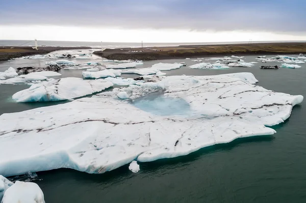 Vista aérea dos icebergs que flutuam na lagoa de Jokulsarlon pelo assim — Fotografia de Stock