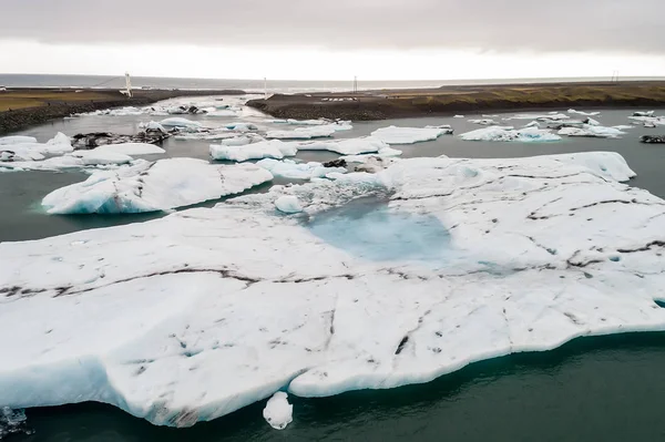 Вид с воздуха на айсберги, плавающие в лагуне Иокульсарлон — стоковое фото
