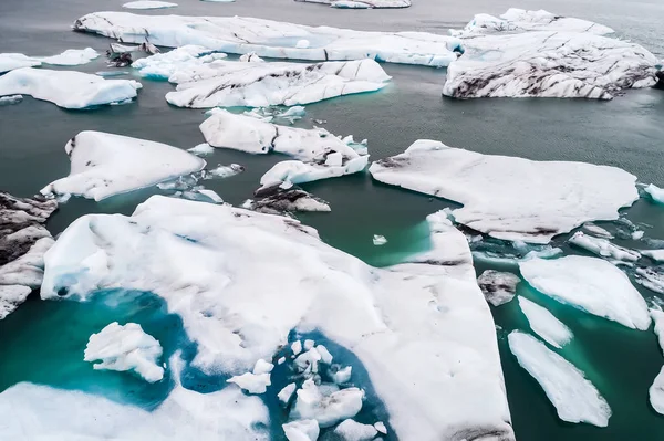 Aerial view of icebergs floating in Jokulsarlon Lagoon by the so — Stock Photo, Image