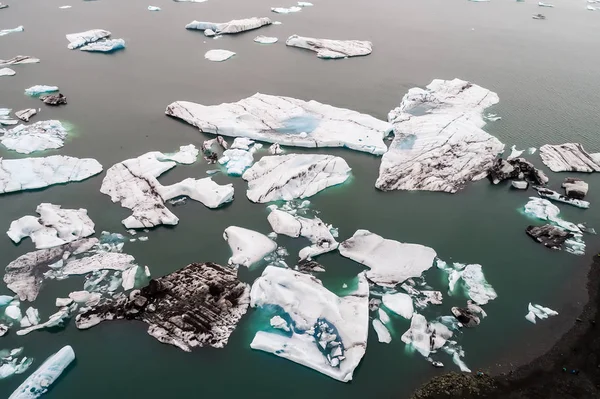 Vista aérea dos icebergs que flutuam na lagoa de Jokulsarlon pelo assim — Fotografia de Stock