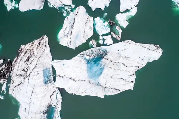 Αεροφωτογραφία του παγόβουνα επιπλέουν στη Λιμνοθάλασσα Γιόκουλσάρλον από το έτσι — Φωτογραφία Αρχείου