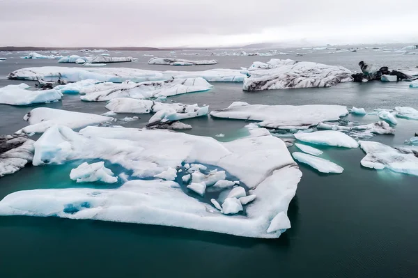 Letecký pohled na kry plovoucí v Jokulsarlon Lagoon tím, tak — Stock fotografie